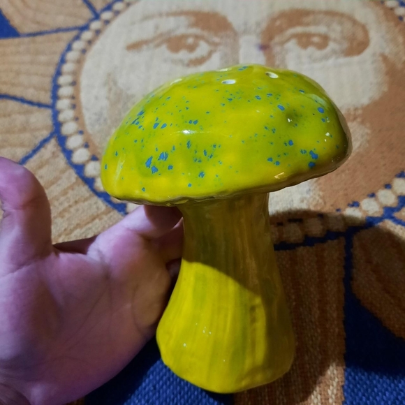 Cute Mushroom Salt & Pepper Shaker - Picture 2 of 4